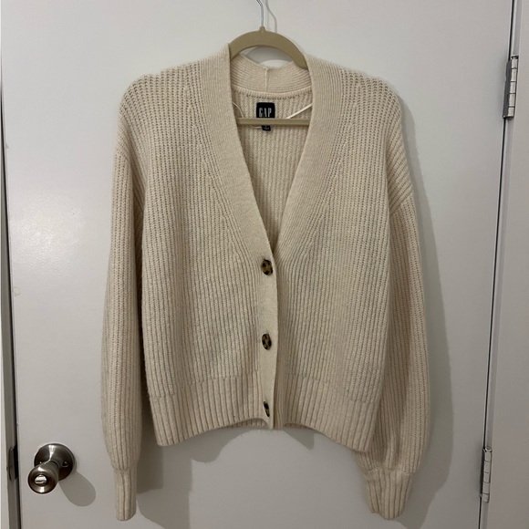 GAP Sweaters - SOLD 🔴 Gap Chunky V Neck Cream Cardigan